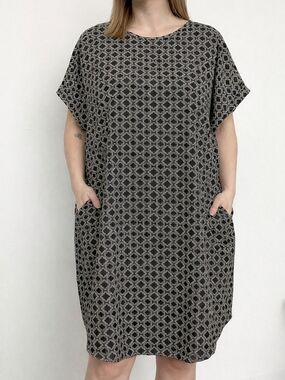 Women's Black and Cream Printed Shift Dress
